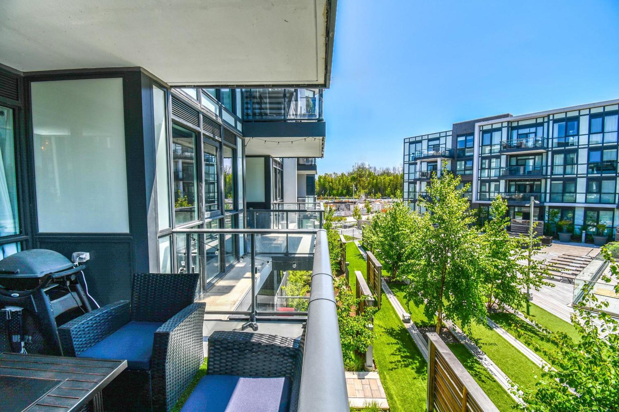 Pet Friendly Condos At Friday Harbour Innisfil Kültér fotó